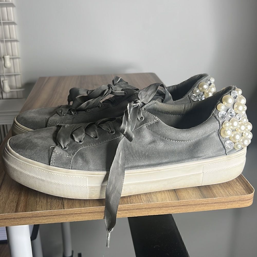 Steve Madden Women’s Size 9.5 Sage Green Dress up sneaker - Picture 3 of 4